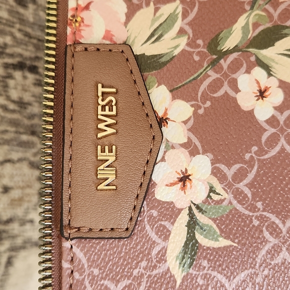 Nine west floral wristlet - Picture 4 of 4